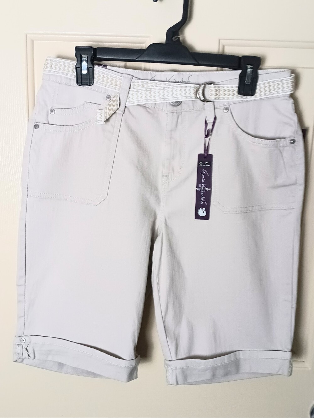 Gloria Vanderbuilt Tan Bermuda Shorts Size 8 NWT